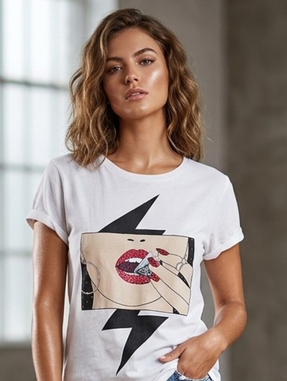 GUESS Diamond-Lips Graphic T-Shirt
